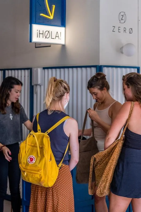 Latroupe Poblenou Beach Барселона Хостел